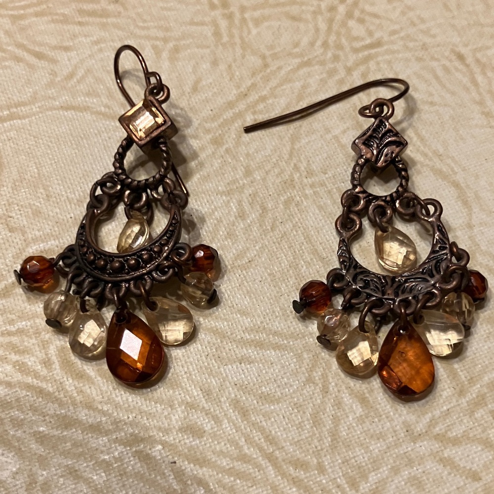 Five pairs of pierced earrings in a variety of styles - Picture 12 of 12